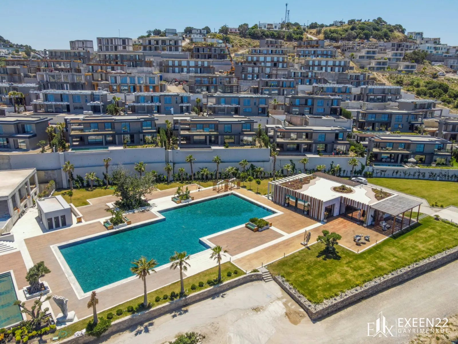 GÜMÜŞLÜK KOYUNBABA'DA DENİZE SIFIR SİTE İÇERİSİNDE 6+1 MALİKANE