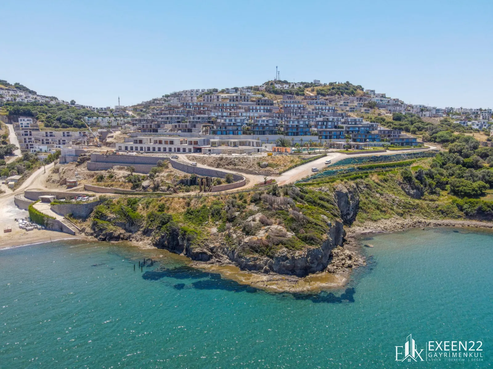 GÜMÜŞLÜK KOYUNBABA'DA DENİZE SIFIR SİTE İÇERİSİNDE 6+1 MALİKANE