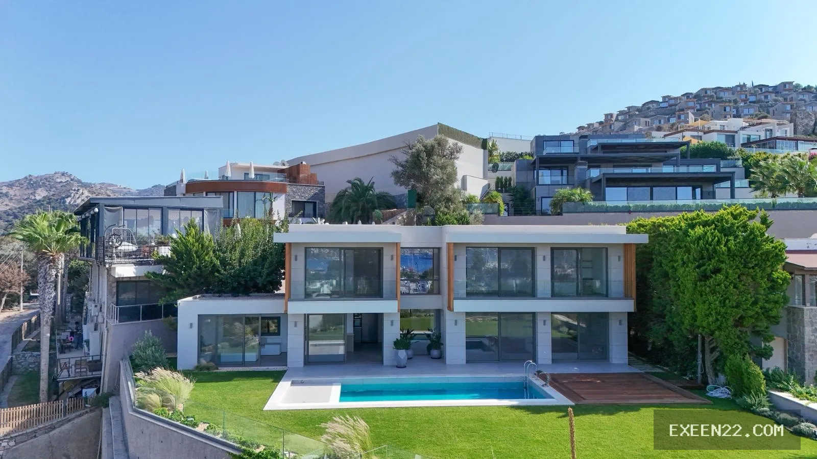 YALIKAVAK MERKEZ'DE MARİNAYA YÜRÜME MESAFESİNDE 1.000 M2 ARSA İÇERİSİNDE MÜSTAKİL LUXURY VİLLA
