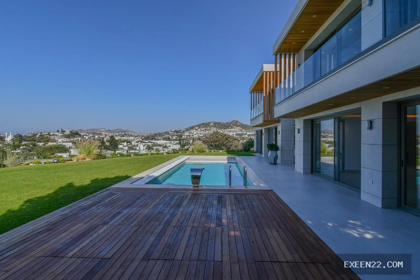 YALIKAVAK MERKEZ'DE MARİNAYA YÜRÜME MESAFESİNDE 1.000 M2 ARSA İÇERİSİNDE MÜSTAKİL LUXURY VİLLA