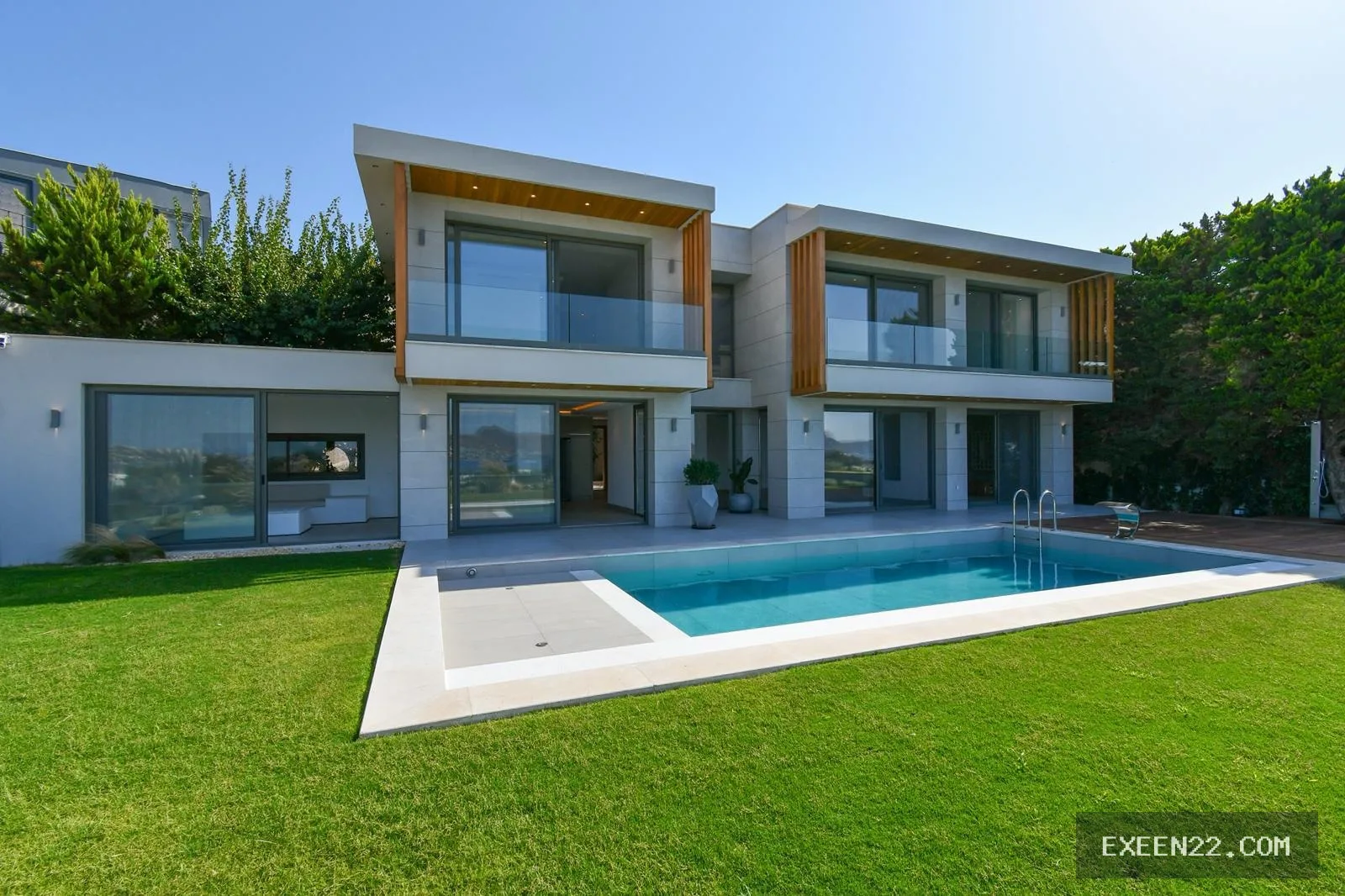 YALIKAVAK MERKEZ'DE MARİNAYA YÜRÜME MESAFESİNDE 1.000 M2 ARSA İÇERİSİNDE MÜSTAKİL LUXURY VİLLA