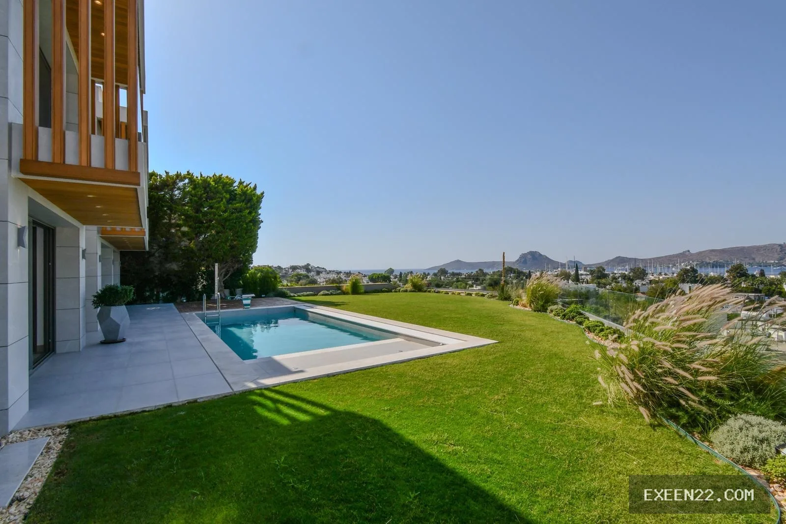 YALIKAVAK MERKEZ'DE MARİNAYA YÜRÜME MESAFESİNDE 1.000 M2 ARSA İÇERİSİNDE MÜSTAKİL LUXURY VİLLA