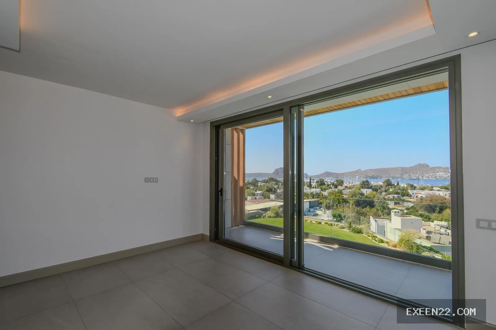 YALIKAVAK MERKEZ'DE MARİNAYA YÜRÜME MESAFESİNDE 1.000 M2 ARSA İÇERİSİNDE MÜSTAKİL LUXURY VİLLA