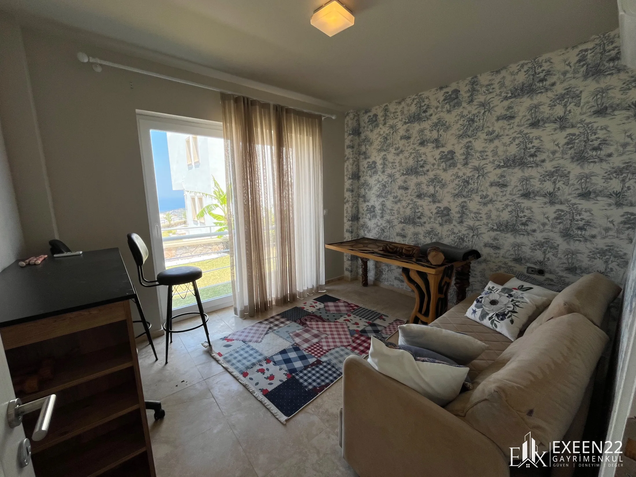 YALIKAVAK'TA 3+1 BAHÇE KATI KAPANMAZ DENİZ MANZARALI ORTAK HAVUZLU DAİRE