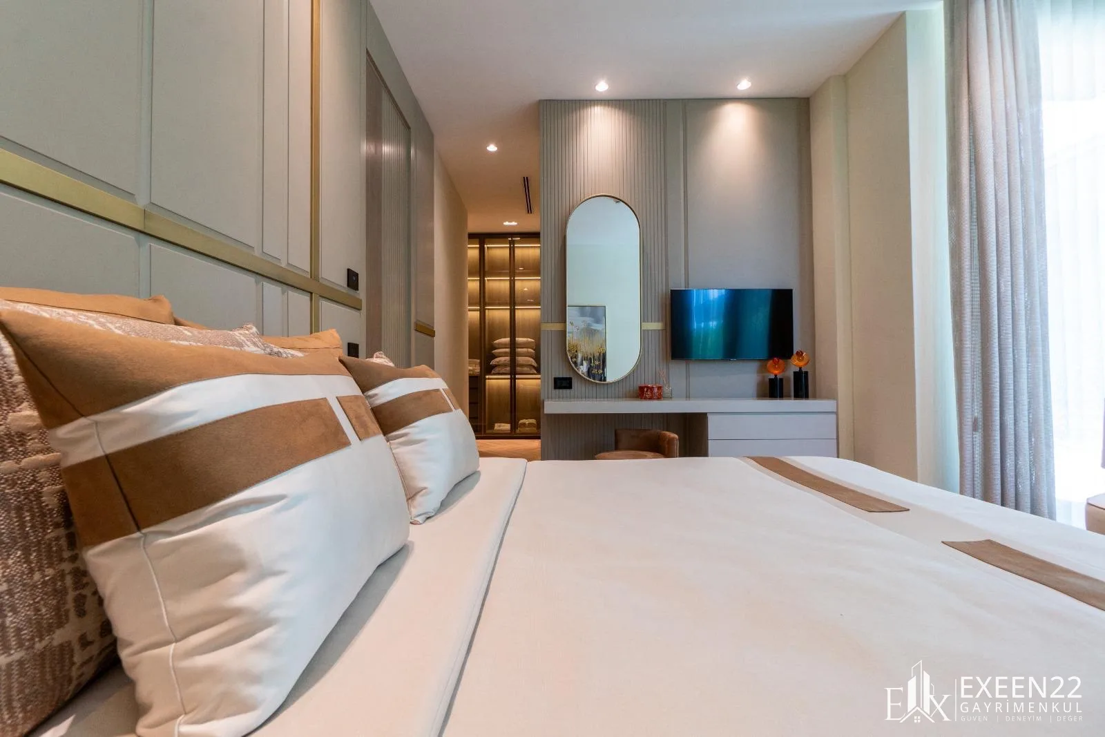 YALIKAVAK TİLKİÇİK KOYUNDA ÖZEL HAVUZLU MÜSTAKİL 4+1 DENİZE SIFIR YALI