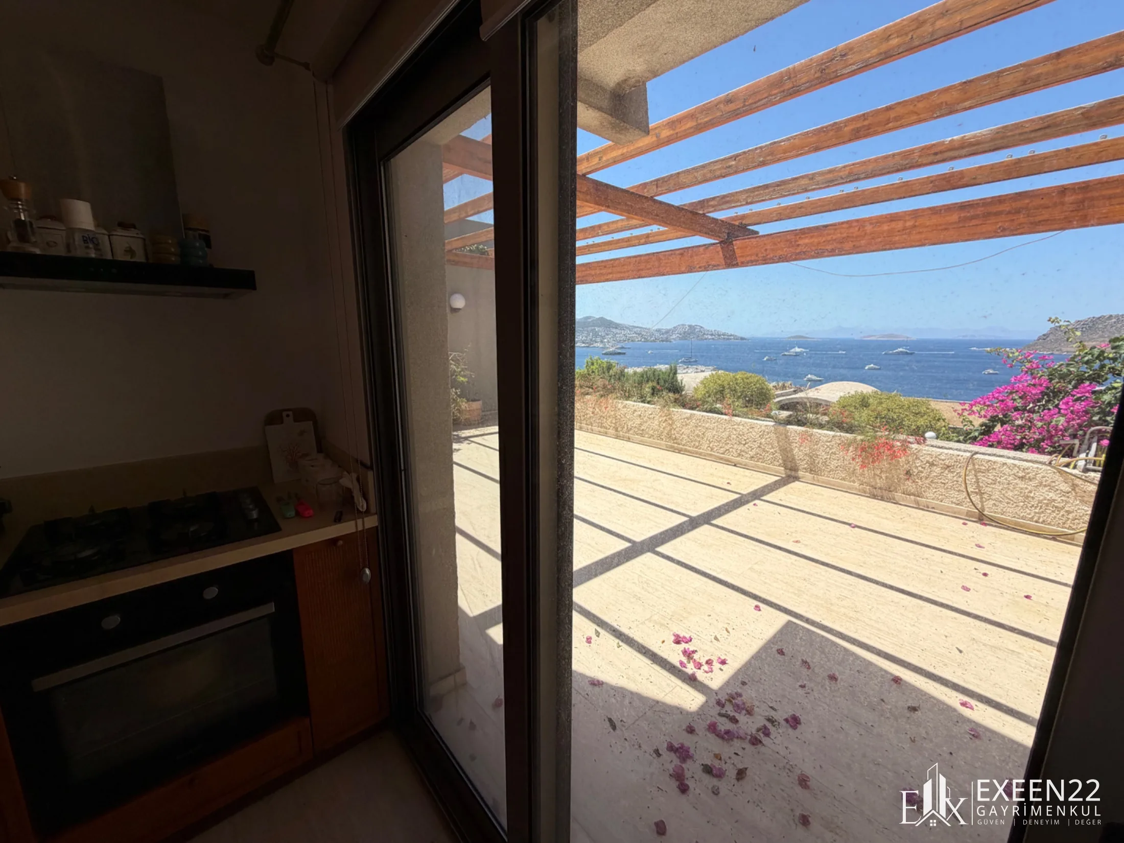YALIKAVAK KÜDÜR’DE EŞSİZ DENİZ MANZARALI 5+2 VILLA