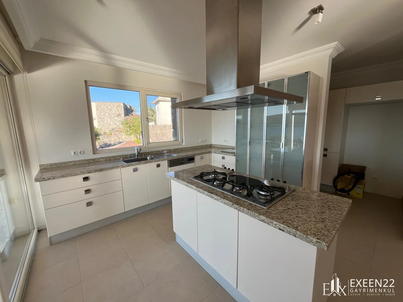 TÜKBÜKÜ HEBİL KOYUN'DA DENİZE SIFIR 1.500 M2 ARSA İÇERİSİNDE TEK KATLI MÜSTAKİL VİLLA