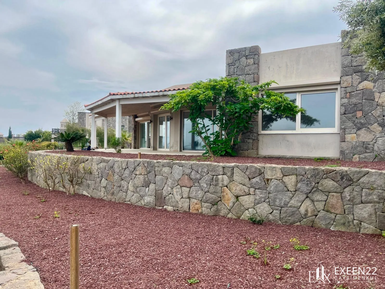 TÜKBÜKÜ HEBİL KOYUN'DA DENİZE SIFIR 1.500 M2 ARSA İÇERİSİNDE TEK KATLI MÜSTAKİL VİLLA