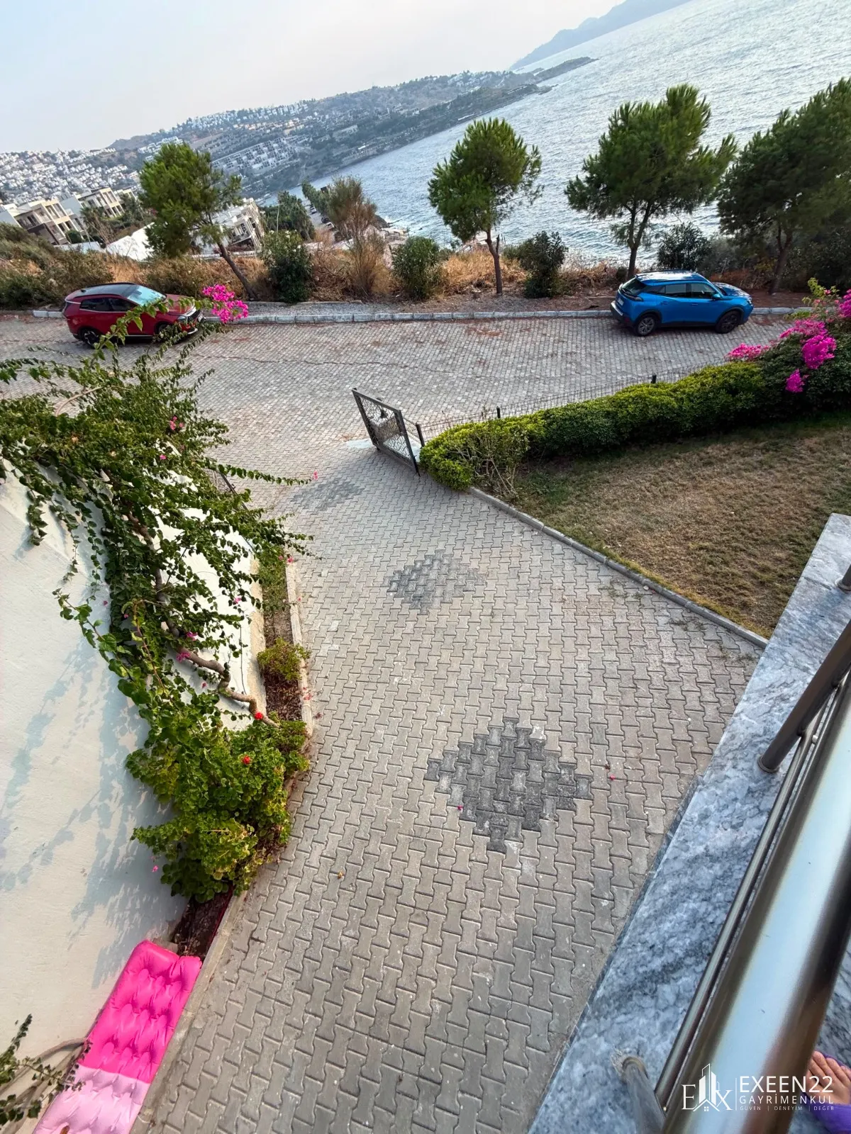 YALIKAVAKTA DENİZE SIFIR SİTE İÇERİSİNDE DENİZ MANZARALI HAVUZLU 2+1 REZİDANCE
